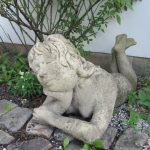 liegendes Maedchen aus antikem Steinguss