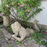 liegendes Maedchen aus Stein