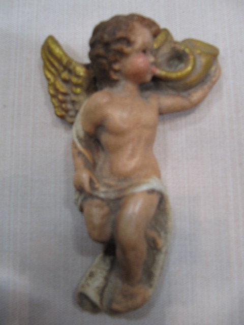 Engel mit Horn im antiken Stil