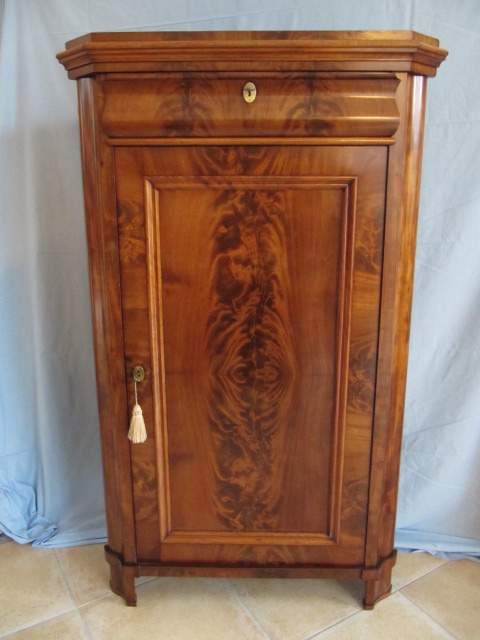 Kleiner Mahagoni Eckschrank aus der Biedermeierzeit