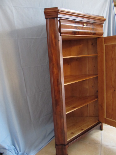 antiker Eckschrank aus Mahagoniholz