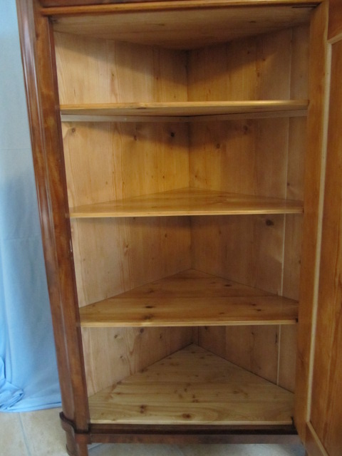 Mahagoni Eckschrank aus der Biedermeierzeit