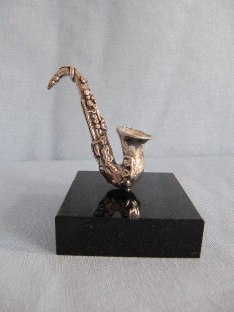 miniatursaxophone auf sockel