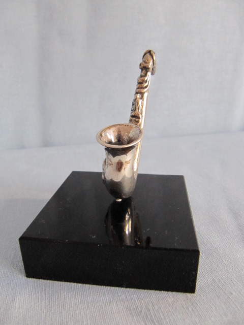 saxophon sterling silber auf poliertem sockel