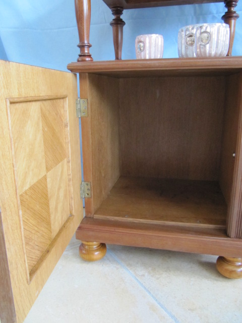kleiner antiker schrank restauriert