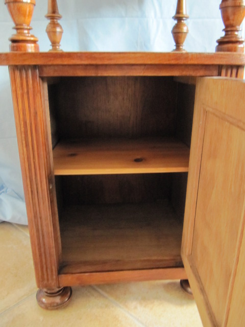 antikes nußbaum beistellscchränkchen