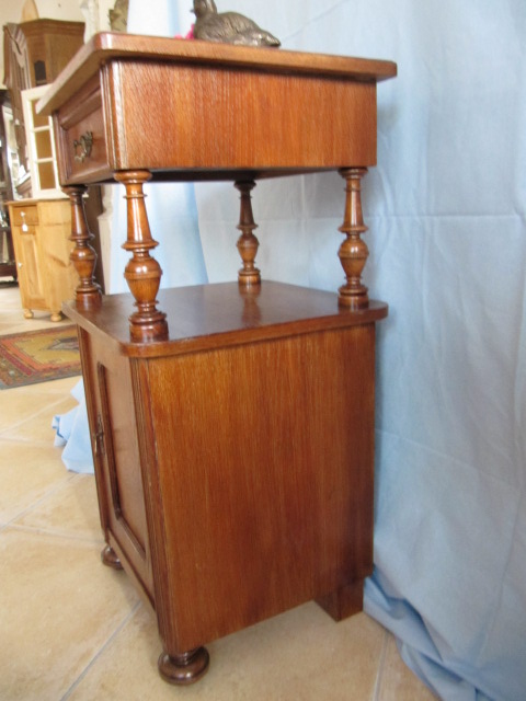 Nußbaum Nachtschrank