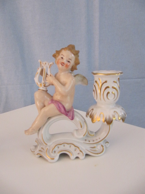 Antiker Porzellankerzenleuchter für eine Kerze mit einem musizierenden Engel