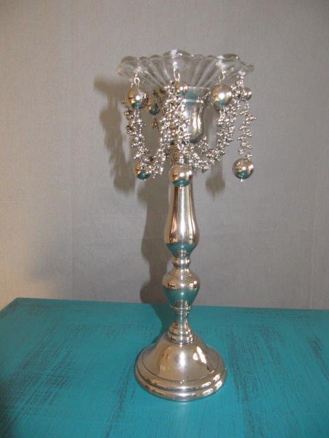 Kleiner silberner Kerzenleuchter mit Glasaufsatz und Kugelanhängern von Lene Bjerre