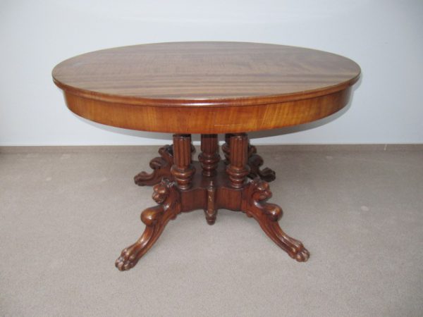 ovaler Tisch