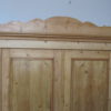 Antiker Biedermeier Weichholzschrank mit Holzböden – Bild 5