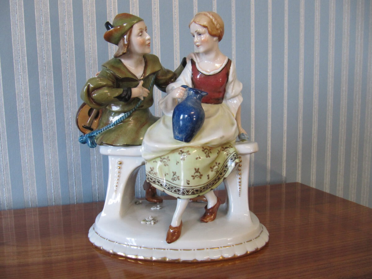 Alte Porzellanfigur Musikant und Mädchen mit Krug