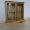 Niedrige kleine antike Weichholz Vitrine – Bild 4
